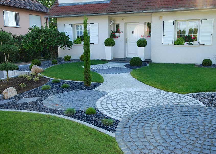 Jardin contemporain avec allées pavées